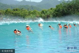 小孩吃瓜玩水,瓜果飘香，水花飞溅的欢乐时光